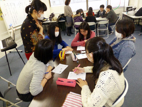 相談しながらグループ発表の意見をまとめる